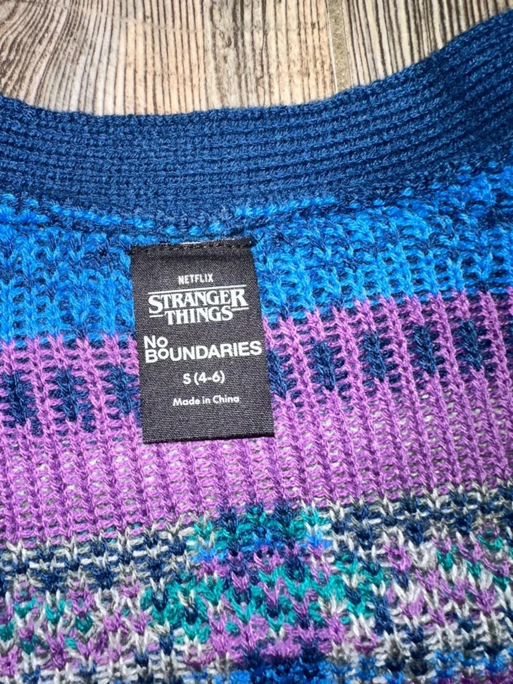 New Stranger Things Collaboration Multicolor Dog-Pattern V-Neck Cardigan Size S - Picture 5 of 8